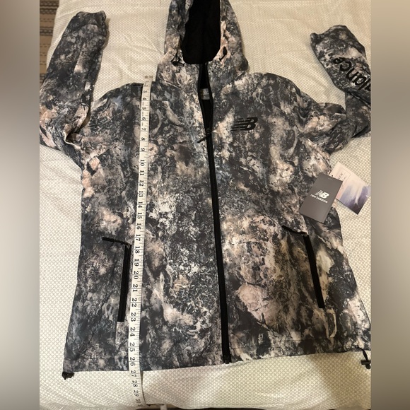 New Balance Reflective Logo Running Windbreaker Women’s Medium Jacket Camo. Sz L - Picture 6 of 12